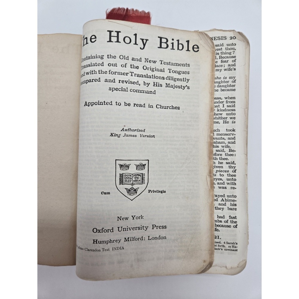 ANTIQUE HOLY BIBLE BY  OXFORD UNIVERSITY PRESS KING  JAMES VERSION (AROUND 1946)